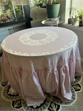Elegant Pink Round Tablecloth with Jacquard Medallion